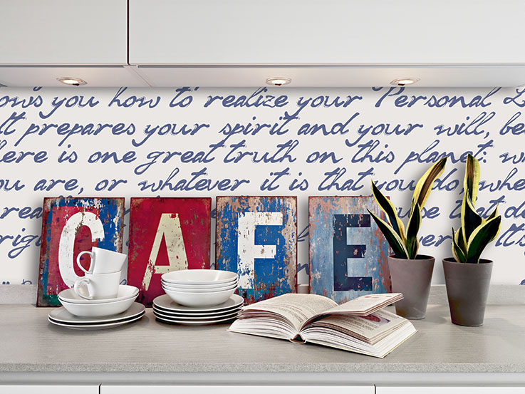 tazze da caffe e libro aperto sul piano della cucina